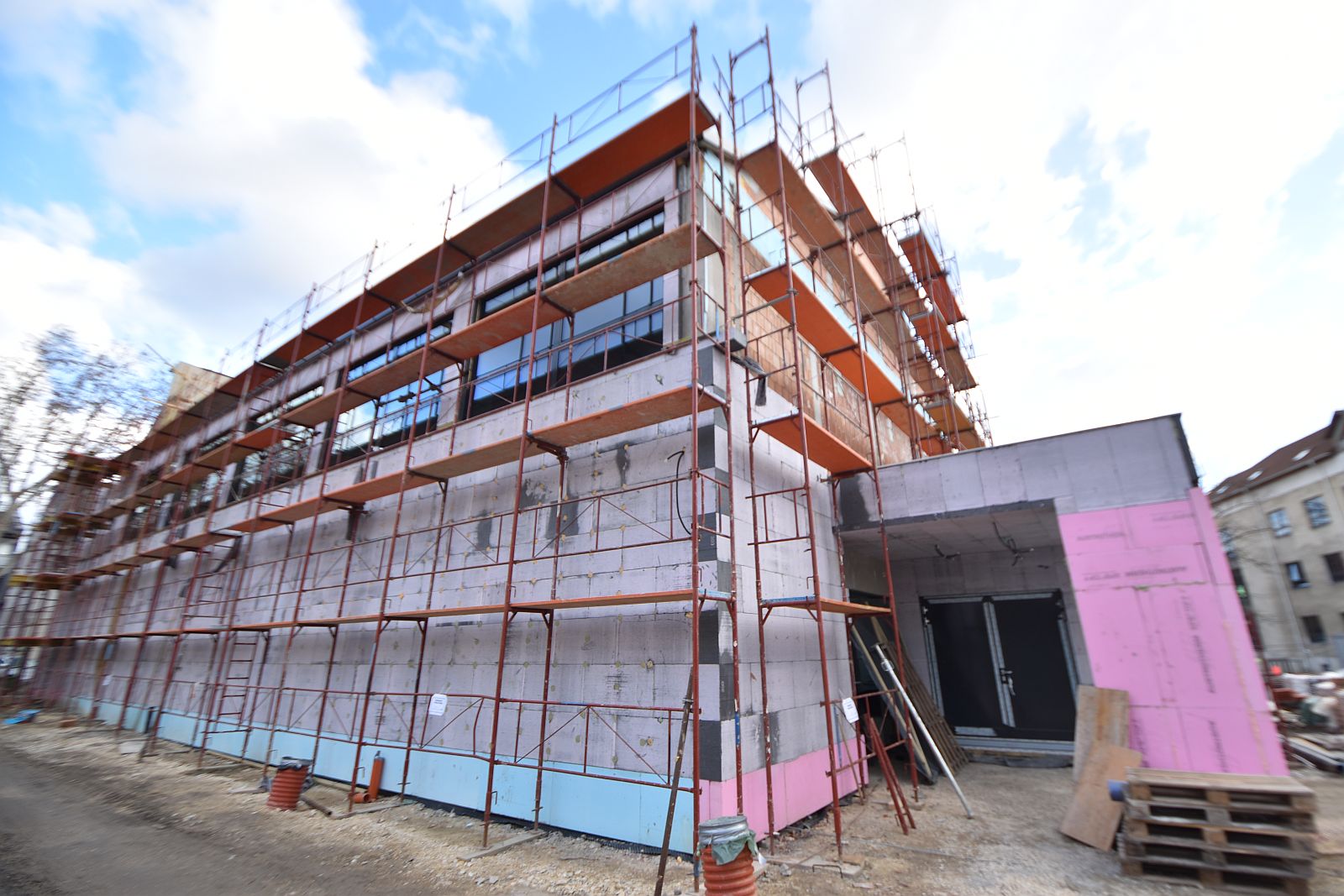 Már a 30 cm vastag grafitos szigetelés is felkerült a Kodály új tornatermének falára